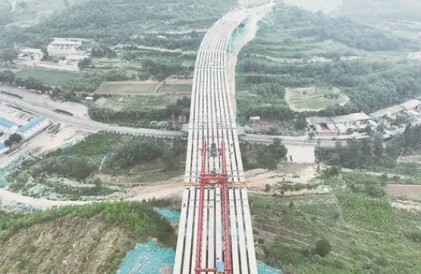 石太高速改扩建工程核桃园4号大桥首片T梁成功架设